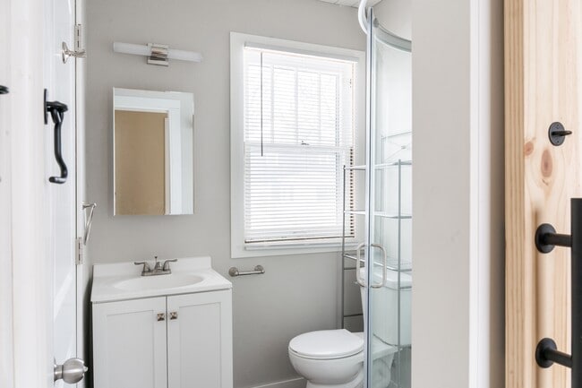 Building Photo - 712 W 22nd St