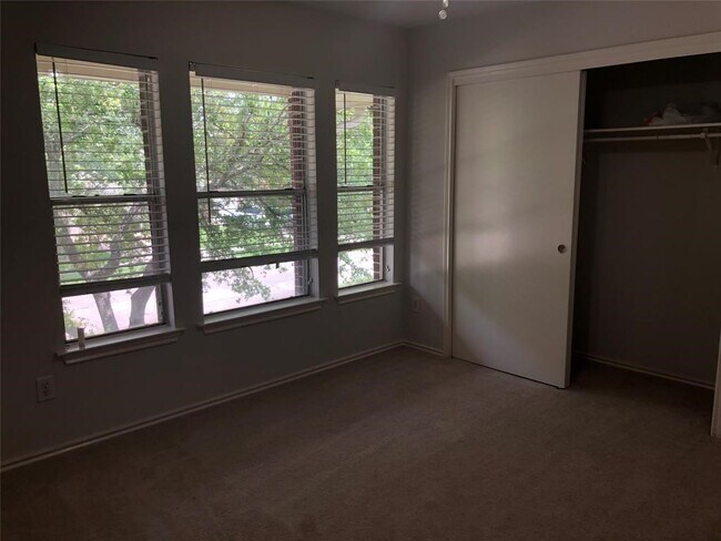 Building Photo - 5718 Silas Creek Ct