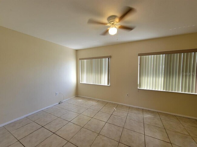 Building Photo - 2466 Lakeshore Cir