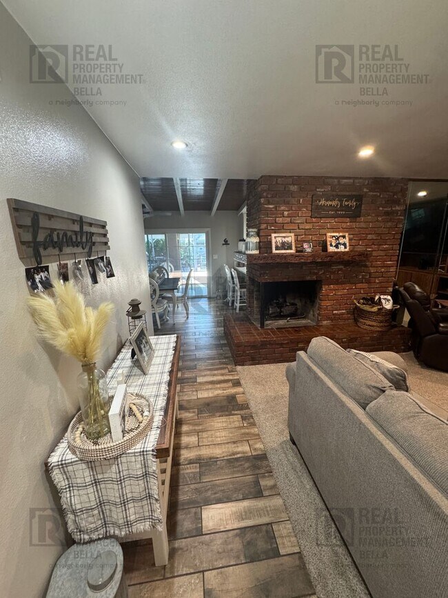 Building Photo - 3-Bed, 2-Bath Oasis in Hemet with Sparklin...