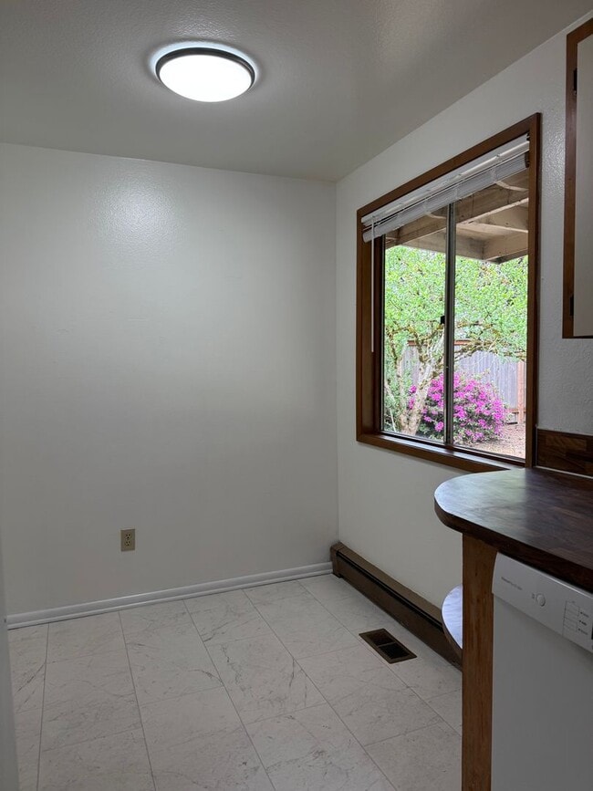 Building Photo - Great location in Milwaukie, OR! 3 bedroom 1 bath home with a large yard!
