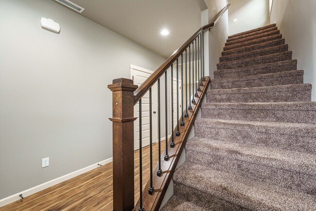 Building Photo - Stunning Salmon Creek Gem for Rent! - 3 Be...