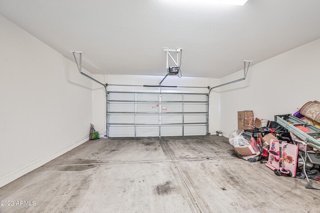 Building Photo - 9406 S 33rd Dr