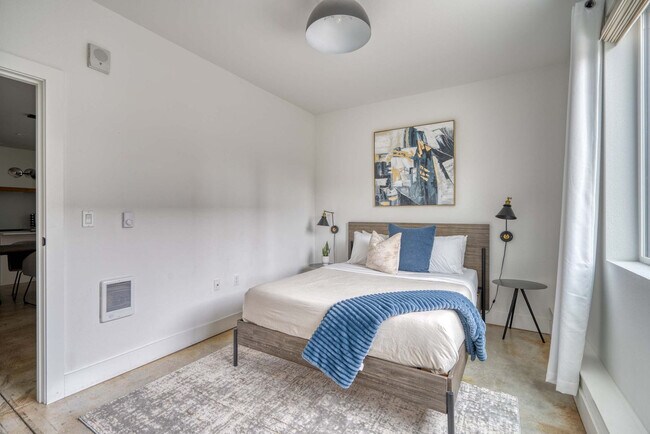 Building Photo - 4980 N Vancouver Ave