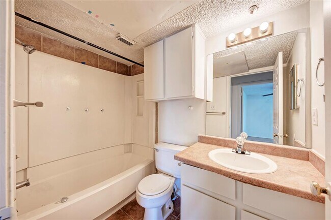 Building Photo - 2401 Leon St