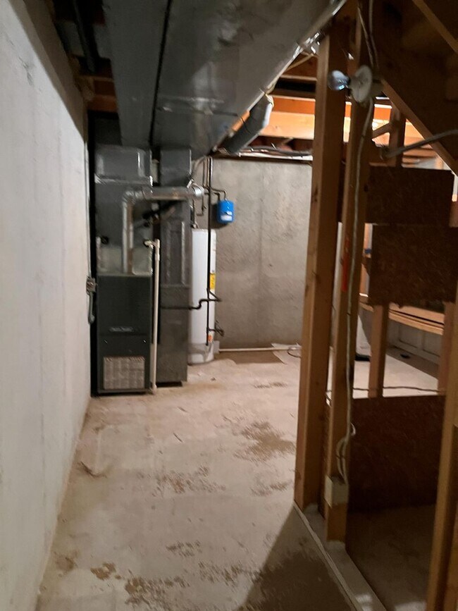 Building Photo - 3 bed 2.5 bath townhome off Bob Billings!