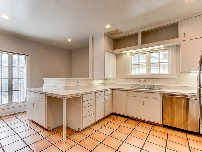 Building Photo - Charming Cheesman Park Duplex | 2 Bed / 2 Bath | Large Yard + Deck