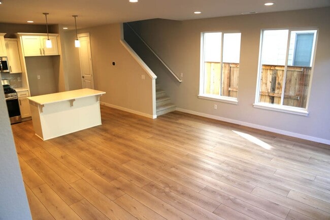 Building Photo - New 3 bed 2.5 Bath Townhome Ready for You!