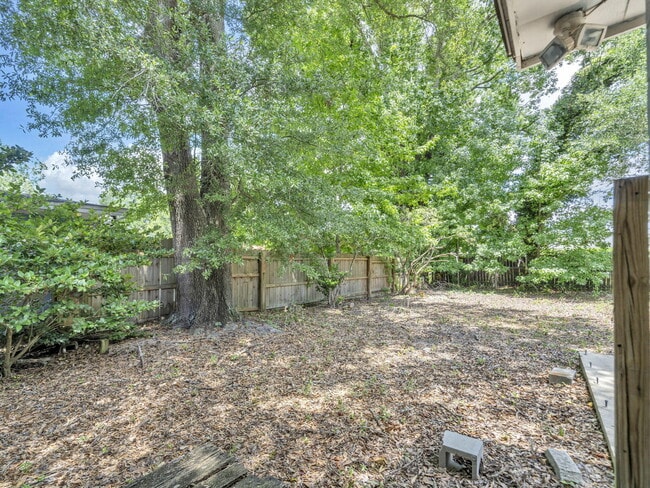 Building Photo - 627 Ferretti Ave