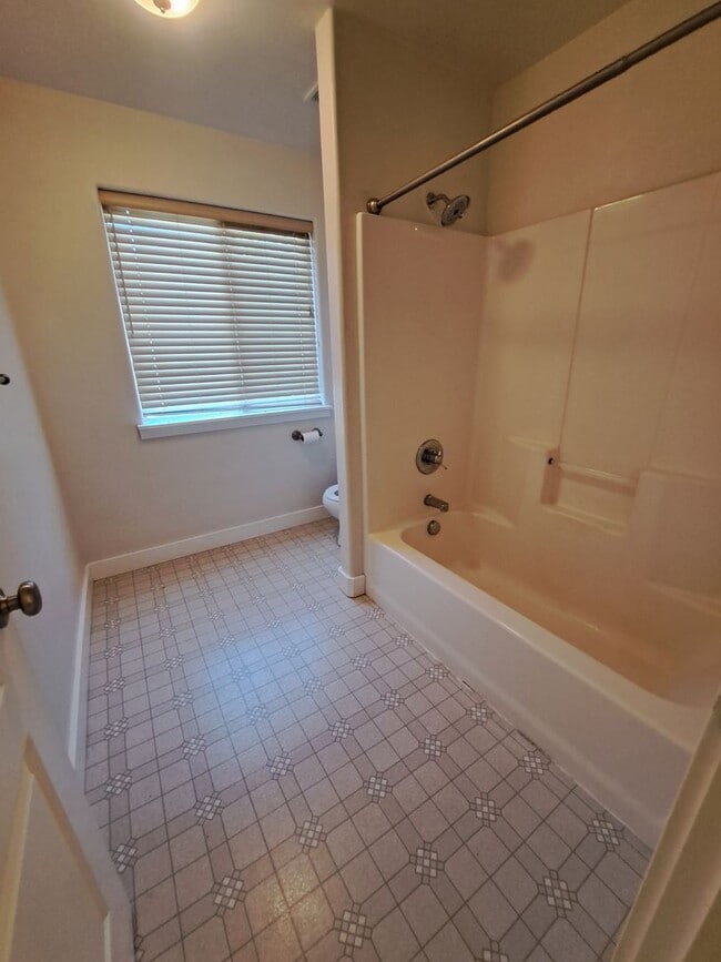 Building Photo - Secluded 5 bedroom Amazing Views Green Space