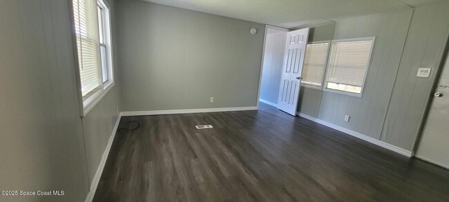 Building Photo - 1345 Barefoot Cir