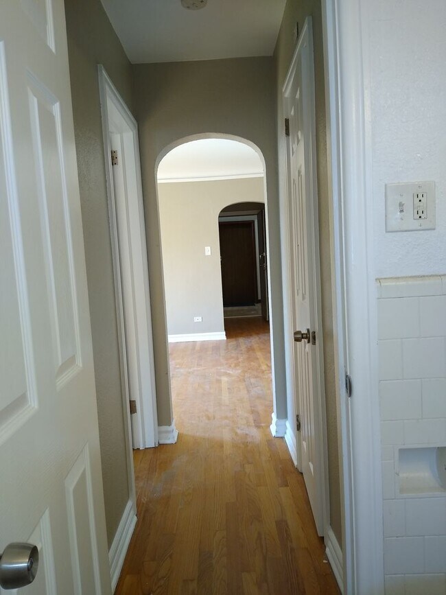 Building Photo - Charming Large 1 Bedroom in the Heart of the City