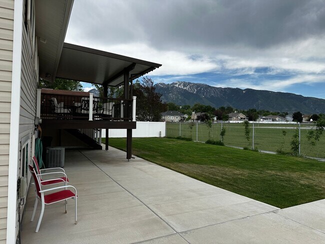 Building Photo - Beautifully Updated Two-Story Home in Sandy — Mountain Views & Big Backyard!