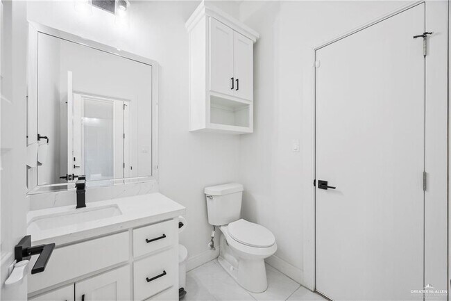 Building Photo - 1615 Lago Delton