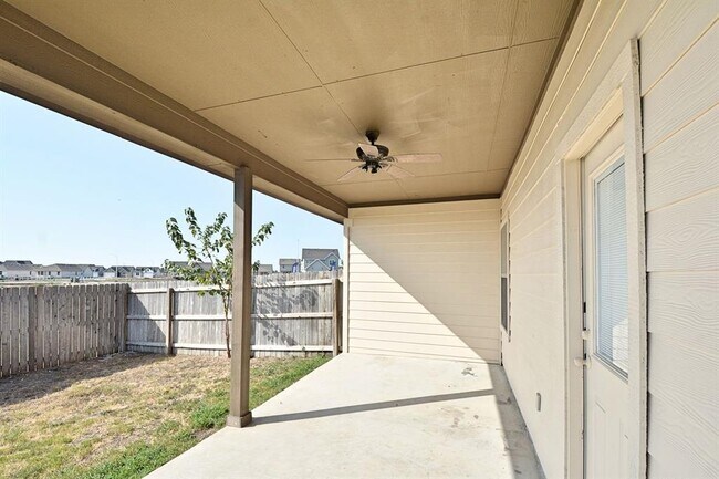Building Photo - 704 Saengerhalle Rd
