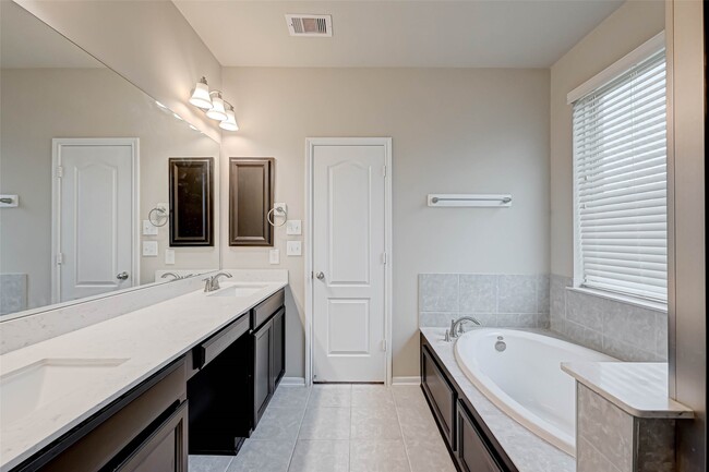 Building Photo - 2111 Post Oak Ct
