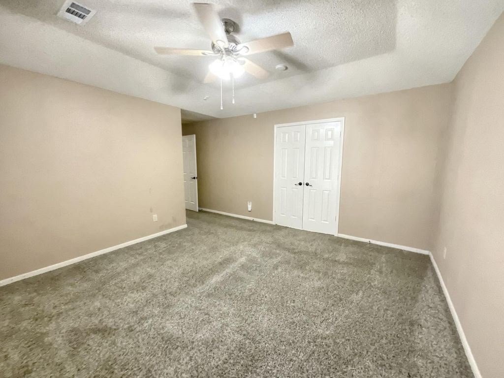 Building Photo - 18083 Holly Forest Dr