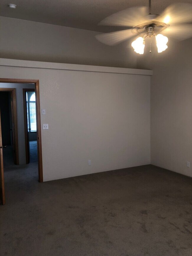 Building Photo - This beautifully maintained 3 bedroom, 2 b...