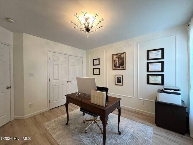 Building Photo - 561 Thorncliff Dr