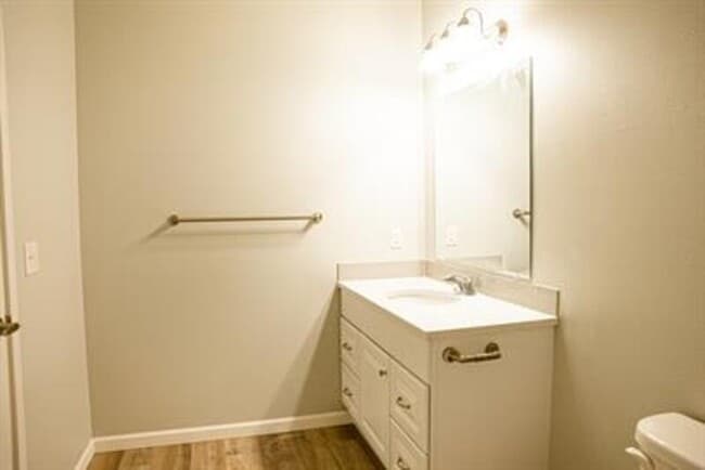 Building Photo - 875 village loop