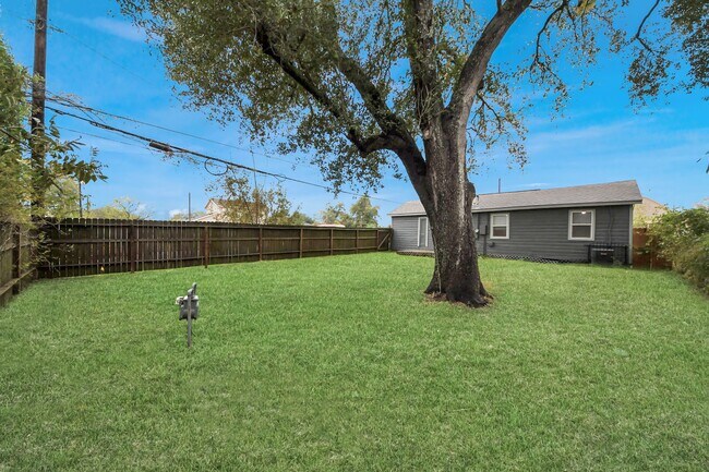 Building Photo - 6817 Anderson St