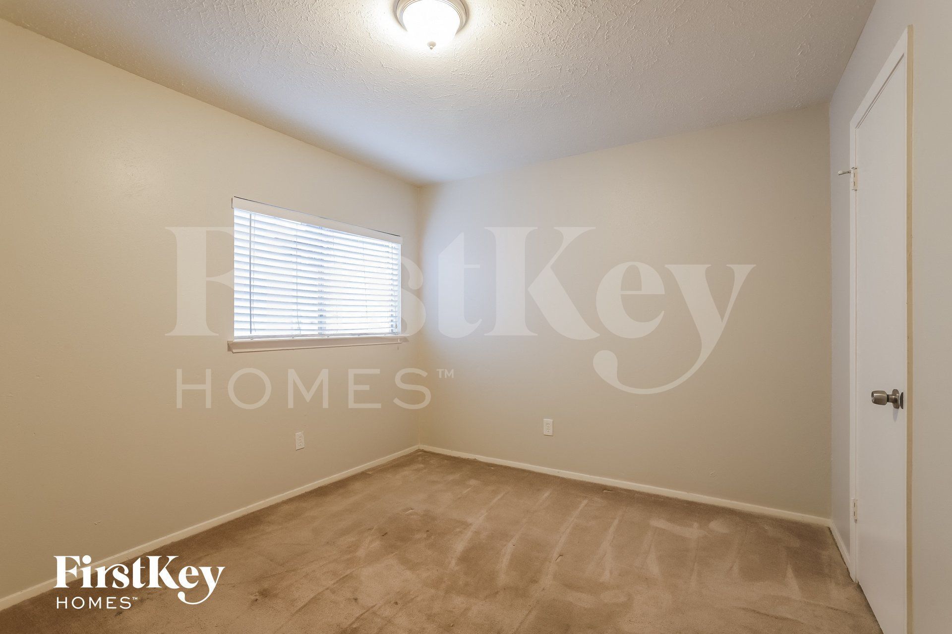 Building Photo - 2026 Summer Pl Dr