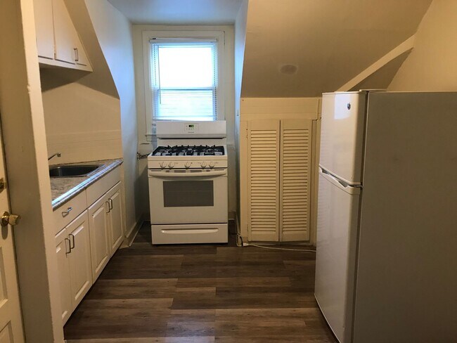 Building Photo - ELM 869-871