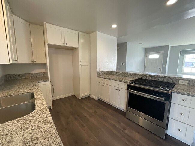 Building Photo - 3 Bedroom 2 Bathroom Single Story Home