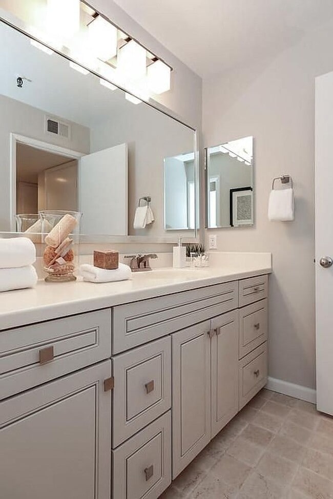 Building Photo - Beautiful and very Spacious 1BR 1BA Condo in Mountain View