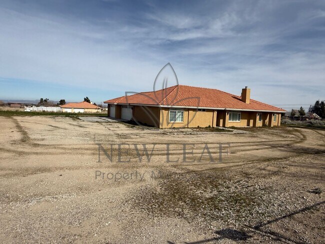 Building Photo - 4 Bedroom home on Private lot in PHELAN CA