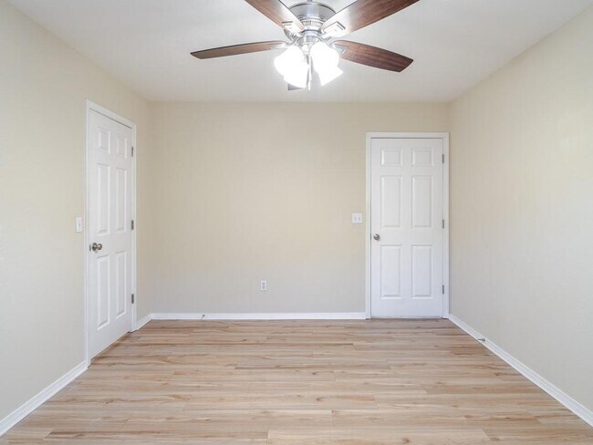 Building Photo - 13 Holly Dr