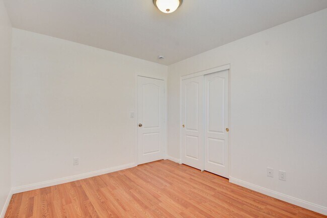 Building Photo - Fabulous 3 bed/2.5 bath two-story home in ...