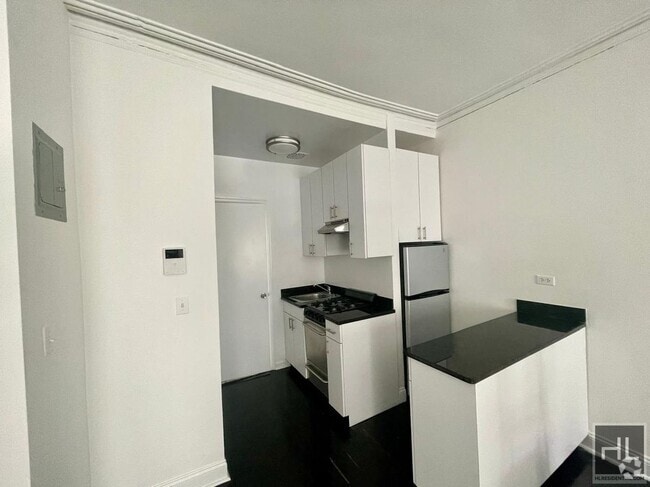 Building Photo - 35 E 65th St