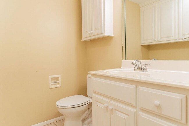 Building Photo - 3 Bed 3 Bath Home