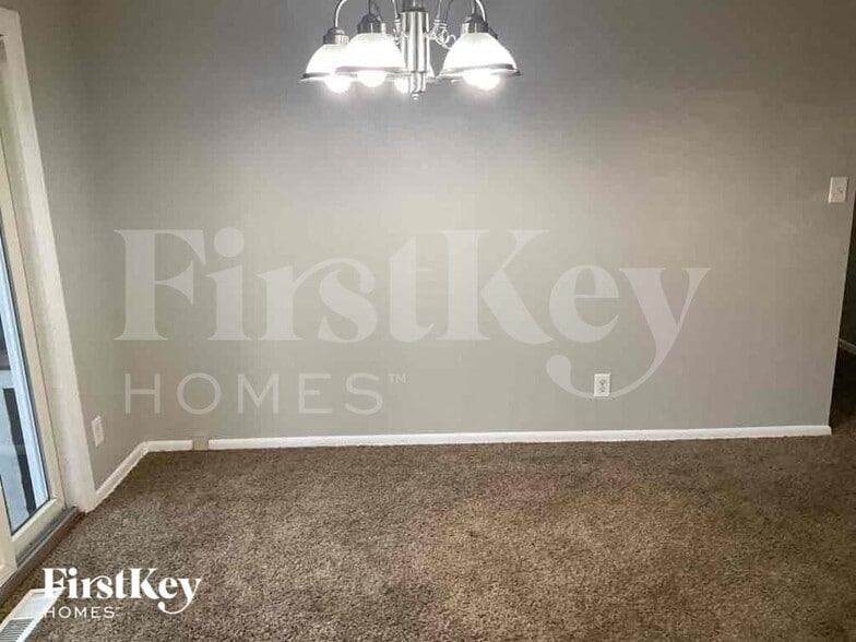 Building Photo - 1745 Pinebluff Ln