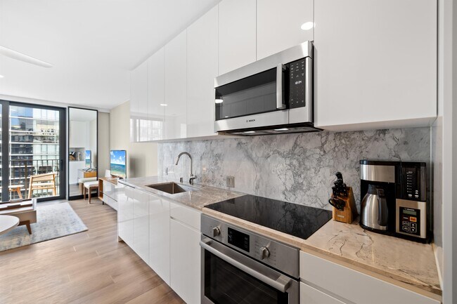 Building Photo - 987 Queen St