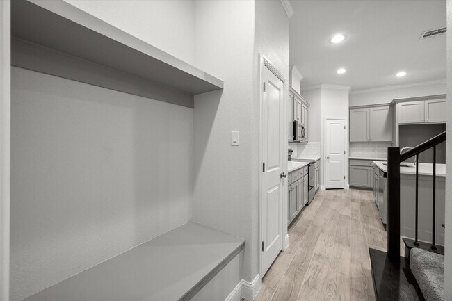 Building Photo - Luxury Arlington Townhome - Gated Community