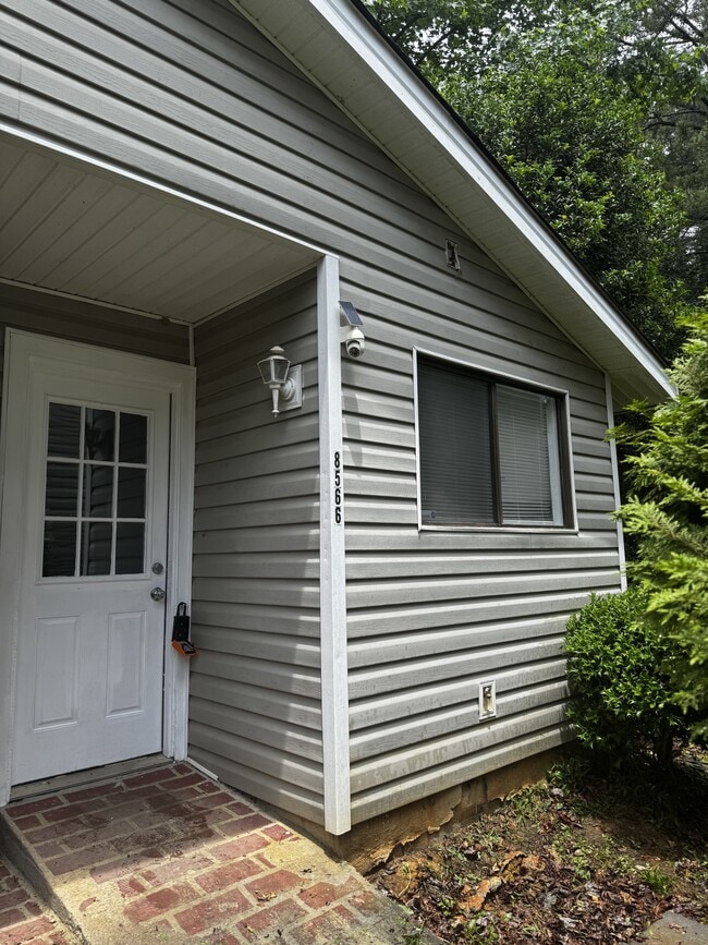 Building Photo - 8566 Creekwood Way