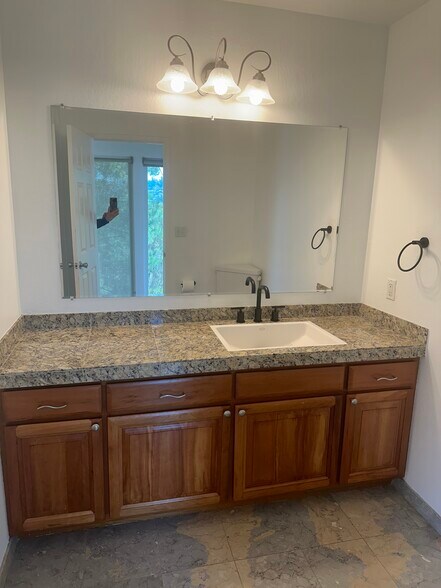 Building Photo - 18 Pepper Way