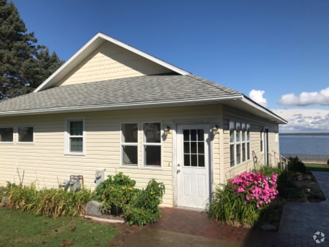Building Photo - 6881 Deluxe Park