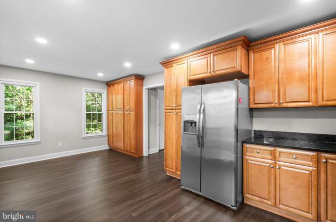 Kitchen/Breakfast Area - 2360 Albot Rd