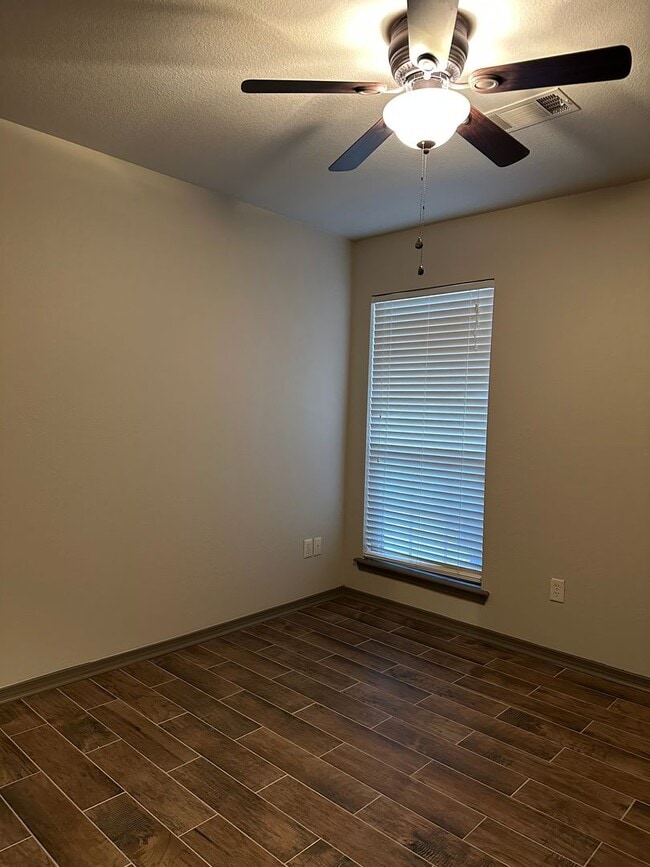 Building Photo - $2,200.00 Move-in-Special