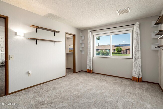 Building Photo - 12543 W Parkwood Dr