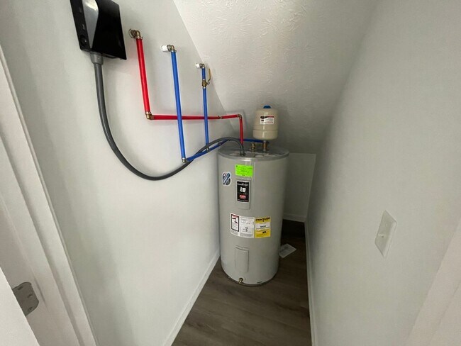 Building Photo - 1856-1858 Blackwell Road Duplex