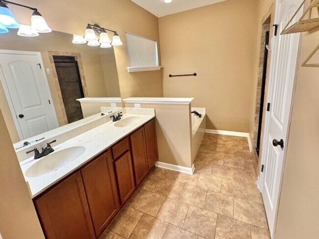 Building Photo - Now Leasing a 4-bedroom 2 bath home in Olive Branch. Available Now!