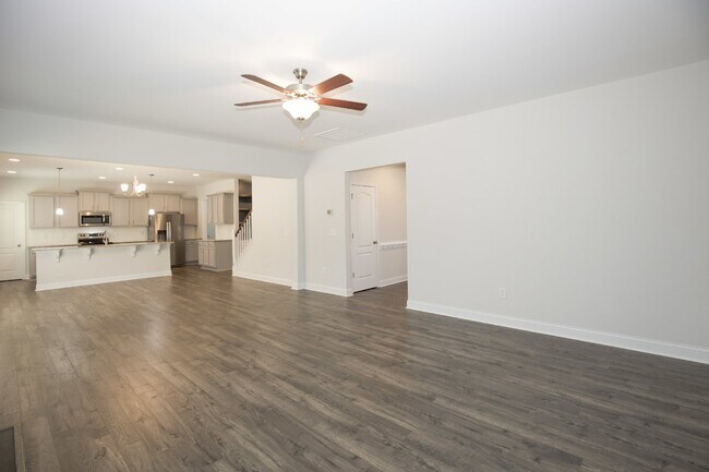 Building Photo - Charming 4 Bedroom Rental Home with Spacio...
