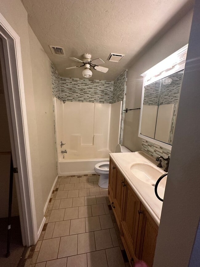 Building Photo - Very nice 3 bedroom 2 bath