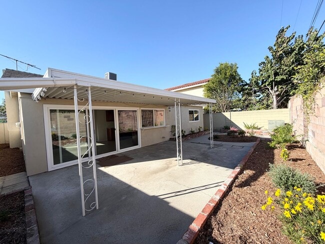 Building Photo - Cozy, charming newly updated 3 bed 2 bath home located in a cul-de-sac