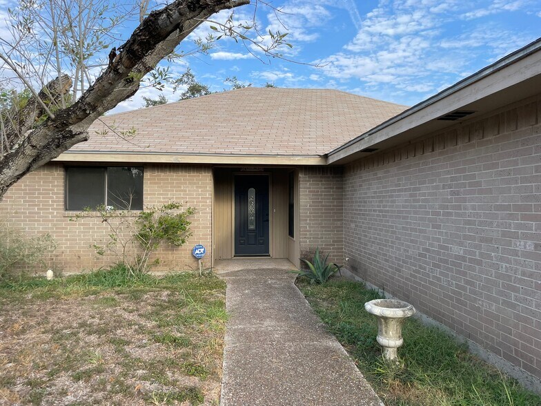 Building Photo - 2201 Pin Oak Rd