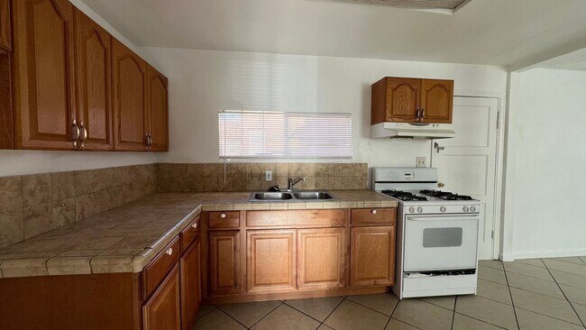 Building Photo - P008